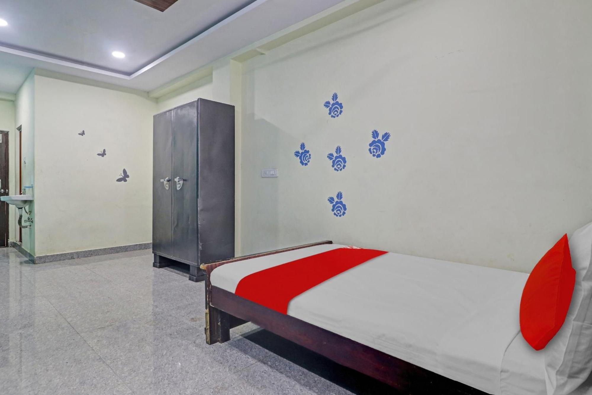 Oyo Flagship 81051 Sri Sai Manikanta Hotell Hyderabad Exteriör bild